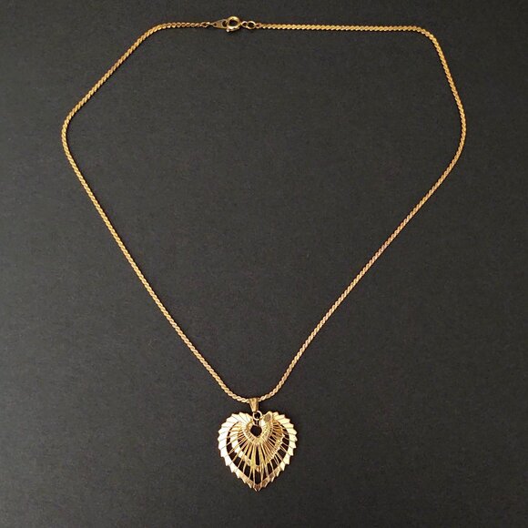 Gold tone double heart wire wrapped pendant necklace - Picture 7 of 14